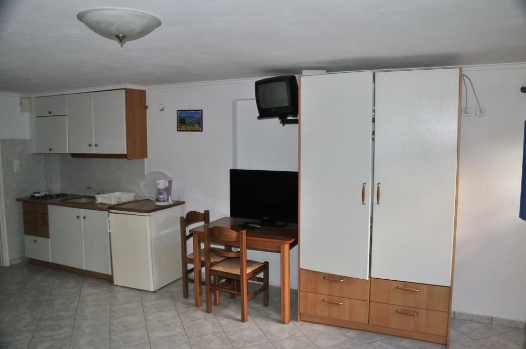Milos Bay Suites 아다마스 외부 사진
